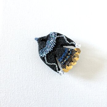 "yoru" ヨル　優しく美しい夜を呼ぶ黒とブルーの鳥さん　刺繍ブローチ