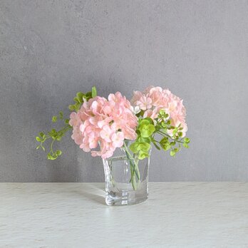 ベビーピンクの愛らしい紫陽花アレンジの画像