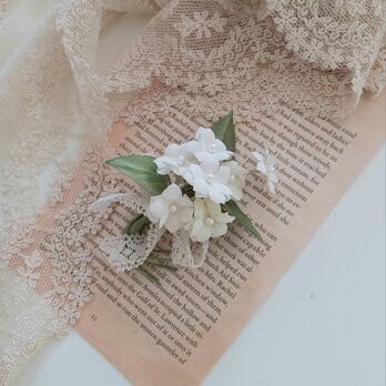 染め布花＊かすみそうのコサージュの画像