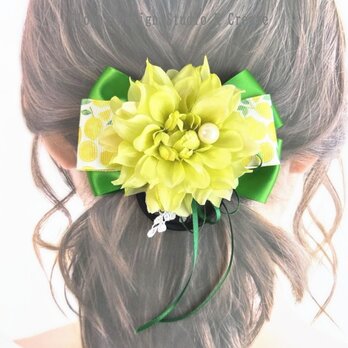 ライムカラーのダリアとレモン柄のリボンのヘアゴム　お花　ヘアゴム　髪飾り　黄緑　ライム　発表会　レモン　推し活　推し色の画像