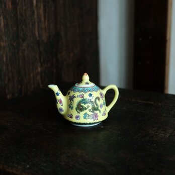 花と龍◆中国景徳鎮　色絵小ぶり急須　茶器　花唐草　チャイナレトロ　インテリアオブジェ　黄色の画像