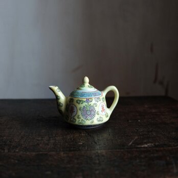 パステル調のカラーで可愛い◆萬寿無疆　中国景徳鎮　色絵小ぶり急須　茶器　花唐草　チャイナレトロ　オブジェ　黄色 b1の画像
