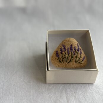 どんぐり染めの刺繍ブローチ/ ラベンダーの画像