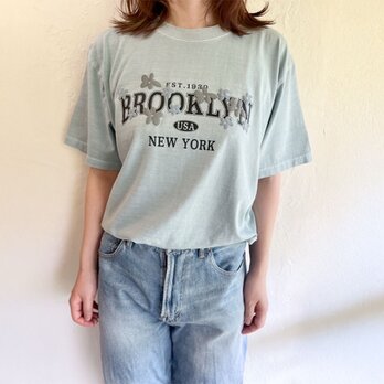 【くすみ×くすみ】大人のカレッジロゴTシャツ/送料無料/大人カジュアル/サックスブルーの画像