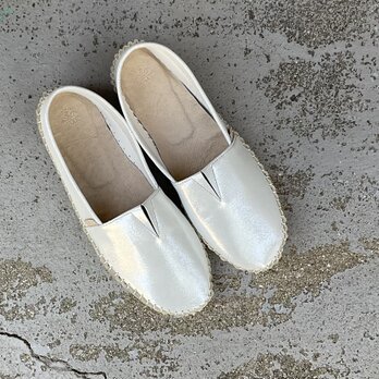 陽ざしに映える、シルキーな白。夏の軽やかスリッポンの画像