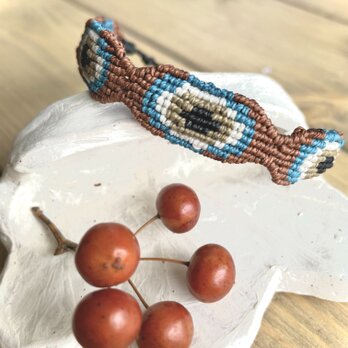 茶色のマクラメブブレスレット