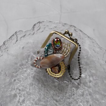 ネックレスにも、バッグチャームにも、小さな小さなビーズ刺繍のがま口 68 グレー　ガーゼ　アクセサリーケースの画像