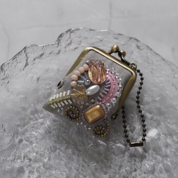 ネックレスにも、バッグチャームにも、小さな小さなビーズ刺繍のがま口 70 グレー　ガーゼ　アクセサリーケースの画像