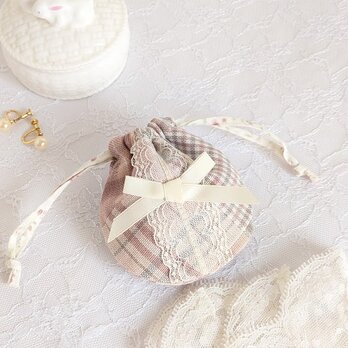 可愛いリボンとレースを付けたパッチワーク柄ミニ巾着袋（ピンク）