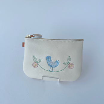 刺繍"革パスケース"『幸せな鳥』WHITE×ナチュラル / 牛革 ✴︎数量限定✴︎の画像