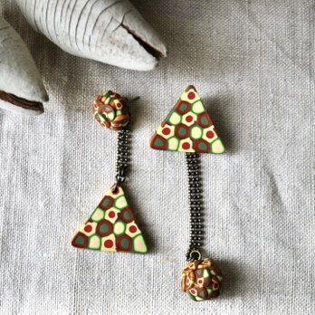 三角とまる　ロングピアス　red green goldの画像