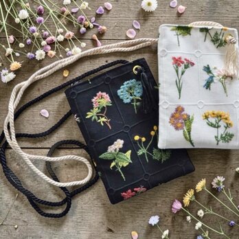 【選べるカラー】フラワー刺繍スマホショルダーポーチ　　ボタニカル柄　スマホショルダー　エクリュ・ブラック