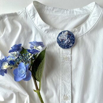 "hoshini negaiwo" 星に願いを　草木染め糸と絹糸のブルーの丸型刺繍ブローチの画像