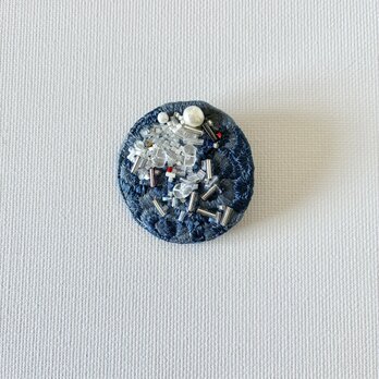 "hoshini negaiwo" 星に願いを　草木染め糸と絹糸のブルーの丸型刺繍ブローチ