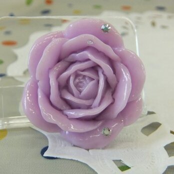 紫のバラのブローチの画像