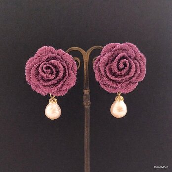 【現品限り】立体刺繍の薔薇とガラスパールのピアスの画像