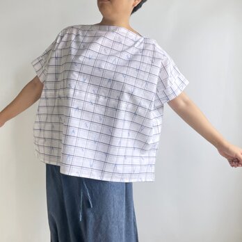 【1点もの】横づかいの幅広プルオーバー 袖付き 総手縫い -浴衣地 白地に格子と青の絣柄 （ヴィンテージ） POW627の画像