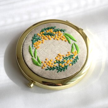 ミモザの手刺繍 コンパクトミラー／手鏡　の画像