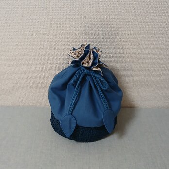《リバーシブル仕様》GIMAかぎ針編み×綿麻キャンバスの巾着バッグ｜小花柄内布とリーフ付き（ネイビーブルー系)【特別限定価格】