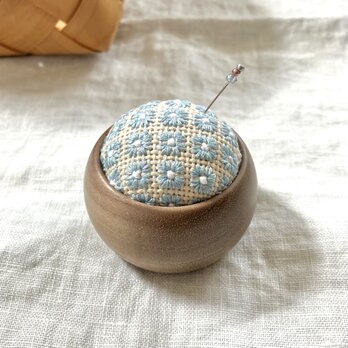 ピンクッション 針山 ♦ 木工房 ウッドボウル ウォルナット ♦【ぎざぎざお花 / ベージュ × 水色 × 白】の画像