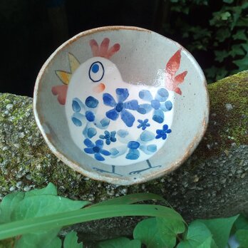 花いっぱいのニワトリ御飯茶碗の画像