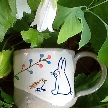おしゃべりなひな鳥とうさぎのマグカップの画像