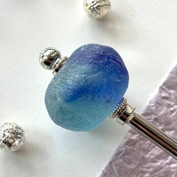 かんざし　ブルーのアフリカンパウダーガラスビーズ　一本挿し　一本簪　ガラス　透明　涼しげ　ナチュラル　水色　