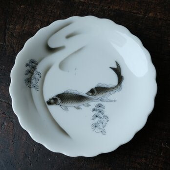 【特価¥1800→¥1000】鯉が可愛い◆瀬戸焼　印判波縁中皿　吹き墨み　骨董・antiques 大正〜昭和初期【傷有り】の画像