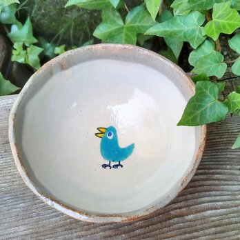 近くにいる青い鳥の御飯茶碗の画像