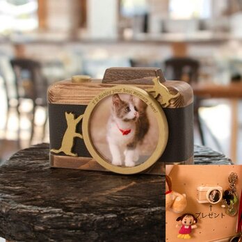 【7月限定特典付き】猫モチーフのカメラ型写真立て｜黒フェイクレザー×ゴールド｜名入れ可の画像
