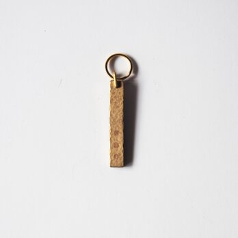 経年変化を楽しむ、槌目の真鍮と銅のキーホルダー｜シンプルで美しいミニマルデザイン｜大人のギフトにも最適の画像