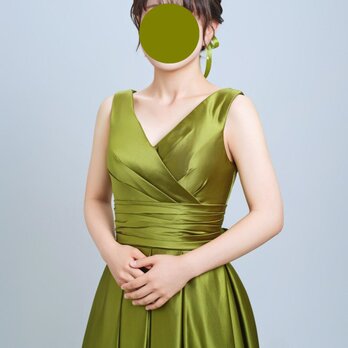 実例写真！カラードレス オリーブグリーン 光沢サテン Vネック 編み上げ ロング バックリボン 披露宴の画像