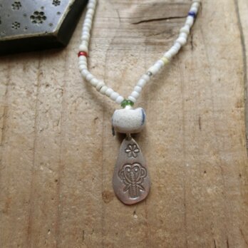 ＊古のネックレス。＠アフリカの再生玉＋カレンシルバーチャーム＋ジャワのシードビーズ（艶消し）＋ヴェネチアシードビーズなど