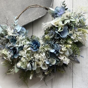 くすみブルー紫陽花とふわふわスモークツリーとラベンダーのリース　　〜アーティフィシャルフラワー〜の画像