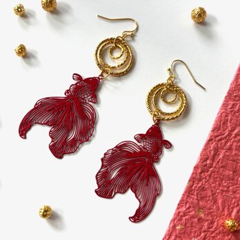 ピアス　切り絵風金魚と水の波紋リング　赤　レッド　ゴールド　イヤリング交換可能　夏　和風　涼しげ　フィッシュフックの画像