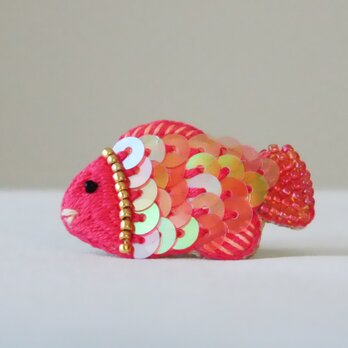 キラキラ鱗の赤いお魚　刺繍ブローチ　【受注製作】の画像