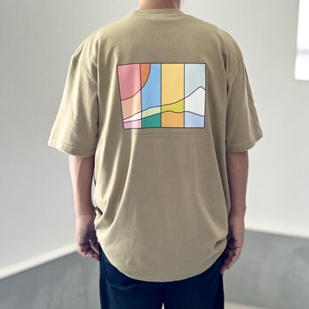 『2025新作』【ユニセックス】four seasonsバックプリント ビッグシルエットTシャツ 5色展開【サンドカーキ】の画像
