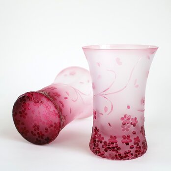 春風に舞う桜のグラスの画像