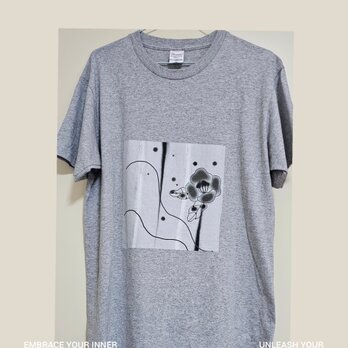 椿と蛍火 – 内なる光をまとう和のアートTシャツ