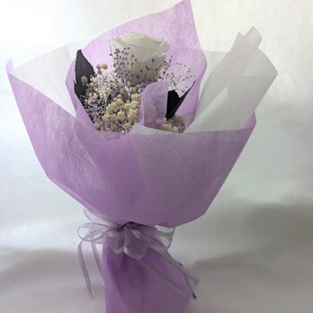【プリザーブドフラワー／大輪の白薔薇と白とパープルかすみ草のふんわり一輪ラッピング】の画像