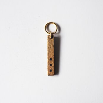 槌目の真鍮と銅の黒染めのキーホルダー｜経年変化を楽しむ、シンプルで美しいミニマルデザイン｜大人のギフトにも最適の画像