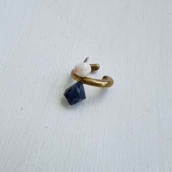 ねこのてみたいなイヤカフ　水平線　白サンゴ&アイオライトの画像
