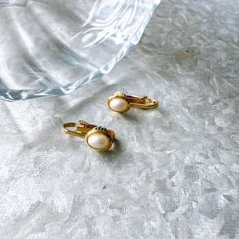 Y1154-ヴィンテージイヤリング U.S.A. Gold Tone Petit Faux Pearl Earringsの画像