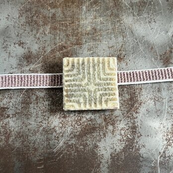 帯留　白土灰志野釉　線刻紋　square