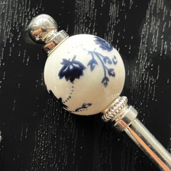 かんざし　紺色の花の陶器ビーズ　一本挿し　一本簪　洋風　白　ホワイト　磁器　アジアン　シルバー　青　フラワーの画像