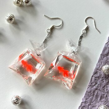 ピアス　金魚すくいの赤金魚　イヤリング交換可能　夏祭り　和風　涼しげ　フィッシュフック　クリア　透明　花火大会　縁日の画像