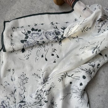 SC18-ヴィンテージスカーフ  1960s Floral Art White Black Silk 28" Squareの画像