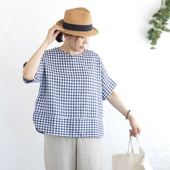 大人のTシャツに。リネンのワイドプルオーバーブラウス（ギンガムチェック）の画像
