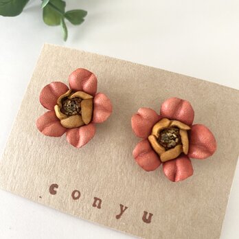 耳元に咲く可愛い革のお花のピアス＊ピンクの画像