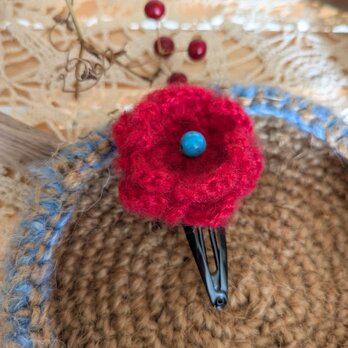 ニットのふわふわお花のパッチンピン